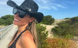 Pampita con un look total black en Punta del Este