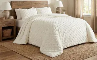 En los dormitorios europeos, especialmente en los países escandinavos, una nueva forma de armar la cama se convirtió en sinónimo de confort y bienestar: las camas con doble acolchado