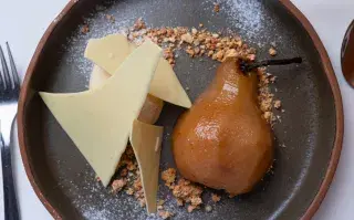 Peras al torrontés con helado de sambayón y chocolate blanco.