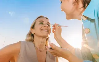 Maquillaje de verano que no se derrite: trucos y productos clave para sobrevivir al calor en la ciudad