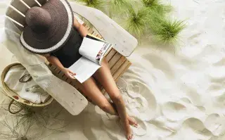Slow summer: el arte de vivir más despacio en vacaciones Foto de mujer de vacaciones.
