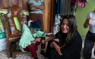Sofía Prado con una mujer Apatani tatuadora en India.
