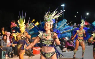 mujer baila en carnaval