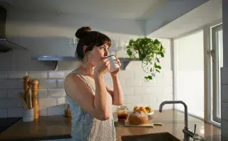 Foto de mujer en una cocina.