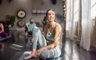 Foto de mujer entrenando.