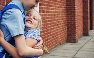 chicos se abrazan en la escuela