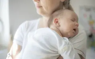 mamá con bebé en brazos