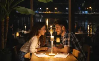 pareja comiendo a la luz de las velas