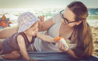 Los 5 criterios a la hora de elegir el protector solar de tu bebé