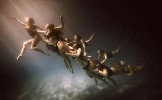 La serie de fotografías premiadas que realizó Delfina Pignatiello expone poéticamente la relación entre las nadadoras.