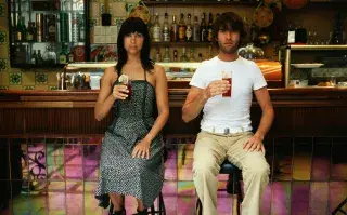 pareja en un bar
