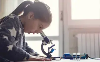 nena mira en microscopip