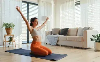 El ciclo hormonal, un indicador clínico que puede anticipar problemas de salud mujer feliz haciendo yoga