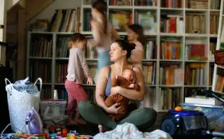 Carga mental y maternidad: la desigualdad invisibilizada que todavía recae sobre las mujeres madre cuidando a varios niños