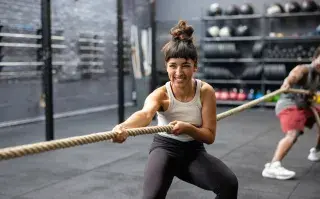 mujer haciendo actividad física en un gimnasio