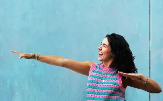 mujer activa y feliz