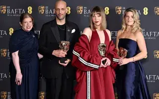 : (De izquierda a derecha) Lauren Frankfort Meltzer, Matt Houghton, Georgie Wileman y Harriette Wright, ganadores del premio al Mejor Cortometraje Británico por 'This Is Endometriosis', posan en la sala de premiados durante la entrega de los premios EE BAFTA 2026 en el Royal Festival Hall el 22 de febrero de 2026 en Londres, Inglaterra. 