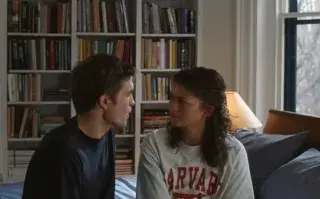 La película, protagonizada por Zendaya y Robert Pattinson y dirigida por el noruego Kristoffer Borgli, combina romance, incomodidad emocional y humor oscuro en una propuesta que se aparta de los códigos tradicionales del género.