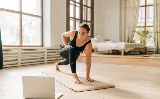 Adiós al gym en invierno: los 5 ejercicios que hacen las mujeres que más se mueven sin salir de casa.