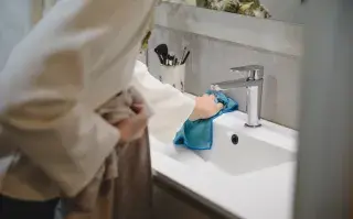 Cómo limpiar el baño profundo en menos de 20 minutos: el truco que usan las organizadoras profesionales Foto de baño.