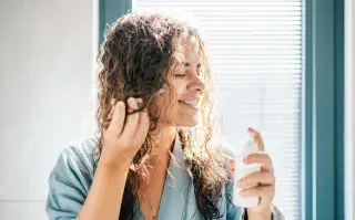 Crema de peinar: el aliado silencioso que puede transformar tu pelo (y simplificar tu rutina)