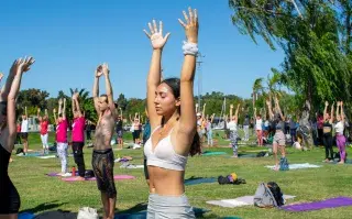 Mujeres haciendo yoga