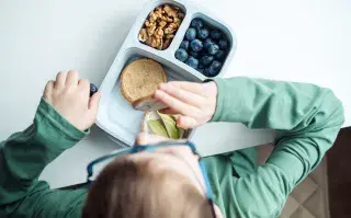 niño come sano