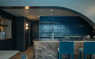 Verdes profundos, azules intensos y tonos tierra irrumpen con fuerza en muebles y revestimientos.