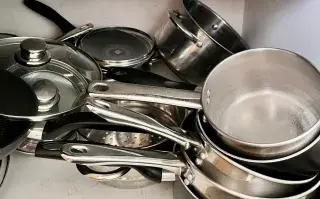 Las ollas apiladas bajo la mesada no van más: la nueva tendencia práctica y elegante.