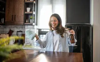 Foto de mujer limpiando su casa.