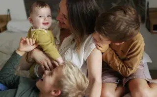 Madres bajo la lupa: las contradicciones y mandatos imposibles de la maternidad actual