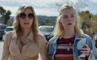 Elle Fanning y Michelle Pfeiffer como madre e hija en Margo's Goy Money Troubles.