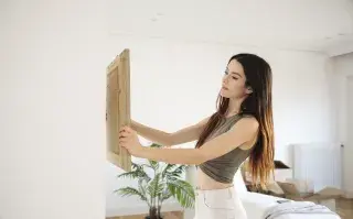 Foto de mujer ordenando su hogar.