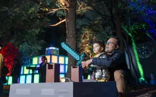 Un padre con su hijo en Minecraft Experience Buenos Aires