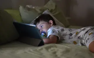 bebé mirando pantallas