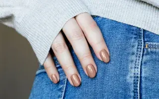 Tendencias de uñas otoño 2026: los 5 colores de esmaltes elegantes que reemplazan al rosa y al glitter Las tendencias beauty del otoño 2026 dejan atrás los colores estridentes y los brillos excesivos para dar paso a una manicura mucho más sofisticada, minimalista y elegante.