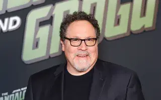 Jon Favreau durante la presentación en The Mandalorian and Grogu.