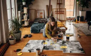 Foto de mujer haciendo manualidades.