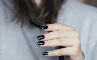 Uñas de invierno: ideas para la temporada que viene Lejos de los tonos vibrantes del verano, el invierno invita a explorar una paleta más sofisticada, donde los colores intensos, los acabados elegantes y los detalles mínimos cobran protagonismo.