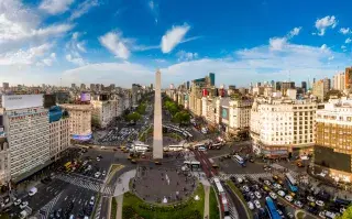 Inaugurado el 23 de mayo de 1936 y diseñado por el arquitecto Alberto Prebisch, el Obelisco nació para conmemorar los 400 años de la primera fundación de Buenos Aires.