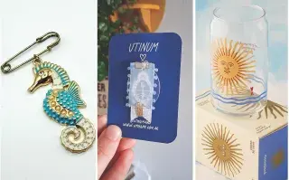 Tres objetos celestes y blancos: dos escarapelas y un vaso con el sol de la bandera argentina.