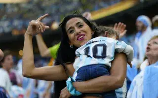 Qué dice la Psicología del Mundial: por qué el fútbol nos une, nos emociona y nos representa mujer con hijo alentando a la selección