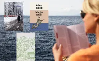 Tres novelas autobiográficas para pensar cómo ciertos viajes transforman nuestras existencias Una mujer leyendo frente al mar
