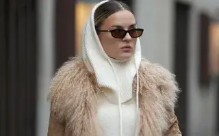 Una mujer usando Balaclava de invierno