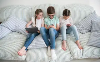 Crianza digital: cómo acompañar a chicos y adolescentes en el uso de redes sociales Crianza digital, chicos con celulares