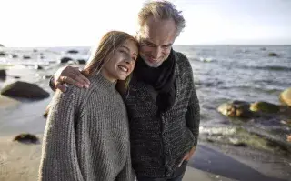La relación con tu papá: 5 situaciones comunes y cómo atravesarlas de manera saludable padre e hija caminan en la playa