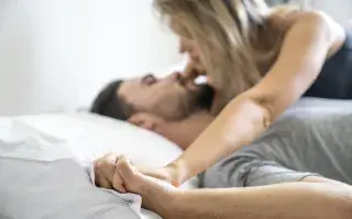 Mundial 2026: por qué aumentan las búsquedas amorosas y la actividad en las apps de citas durante los partidos pareja teniendo sexo