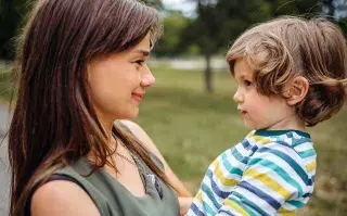 madre mira a su hijo a los ojos