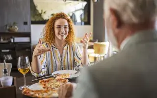 Día del Padre 2026: planes gastronómicos para celebrar con papá en Buenos Aires hija come con su papá