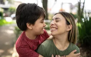 madre e hijo sonrien